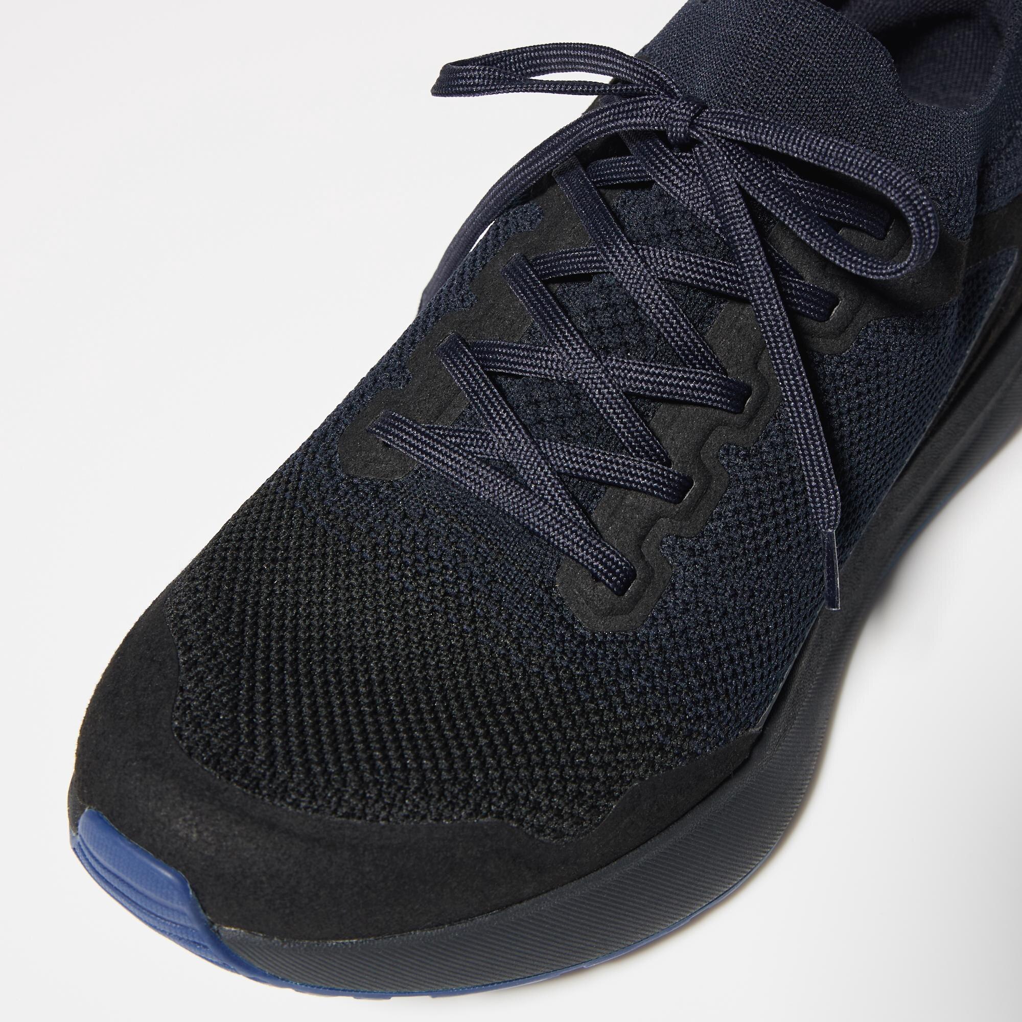 Jointly developed with Swedish athletes. The toe vamp is made of knit fabric that has excellent stretch for a comfortable fit, as well as superior breathability, making it suitable for both everyday wear and sports.