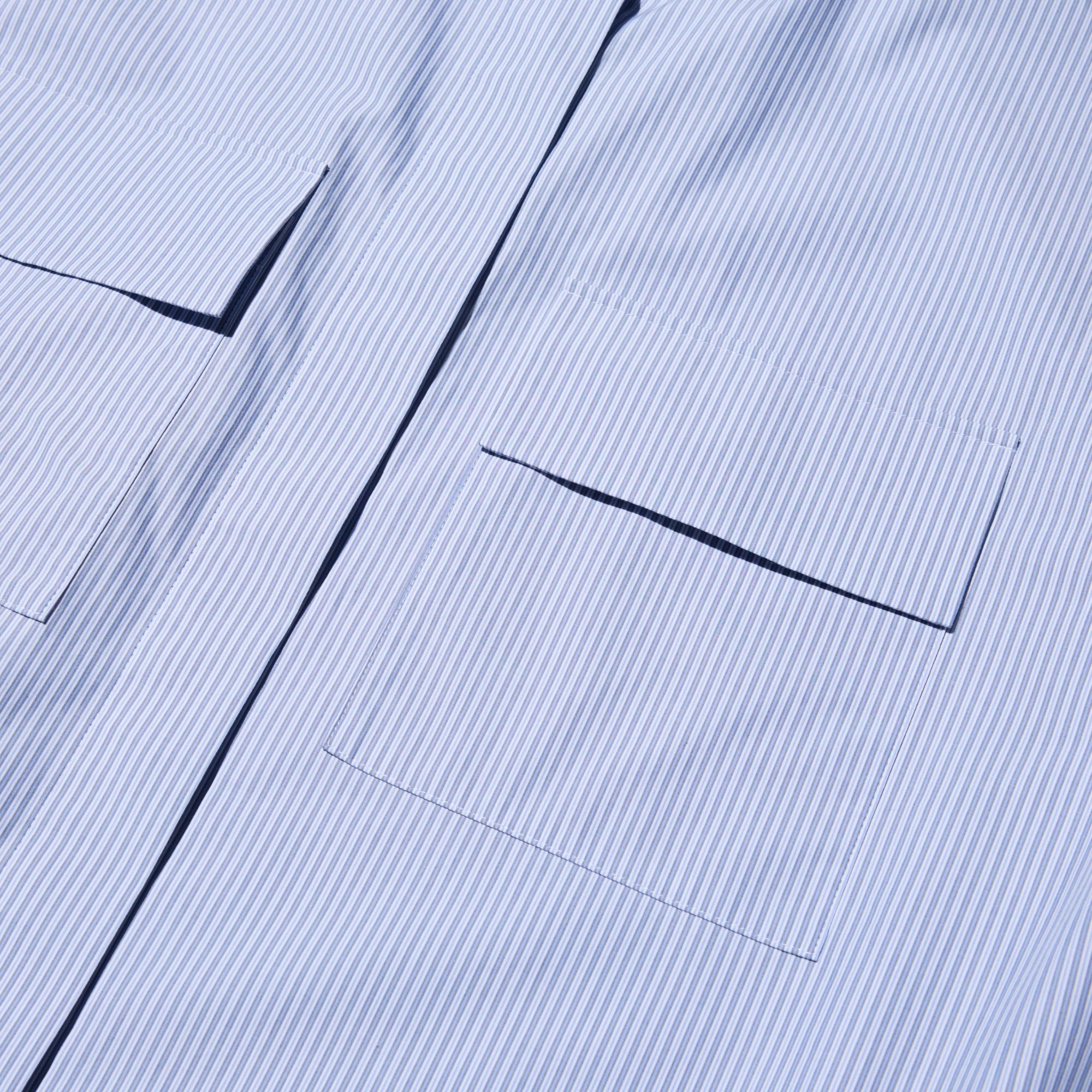 Large pockets add a design accent.