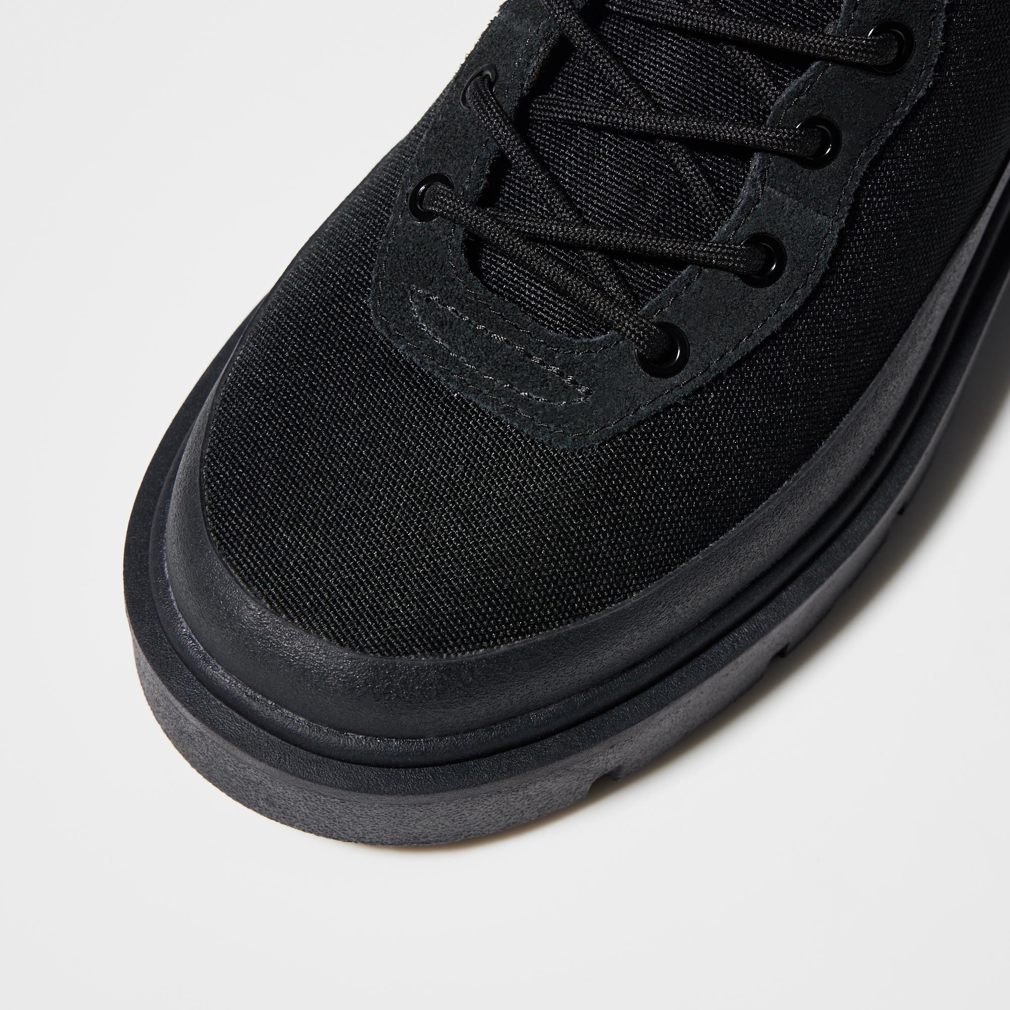 Special voluminous design at the toes for non-constrictive comfort.