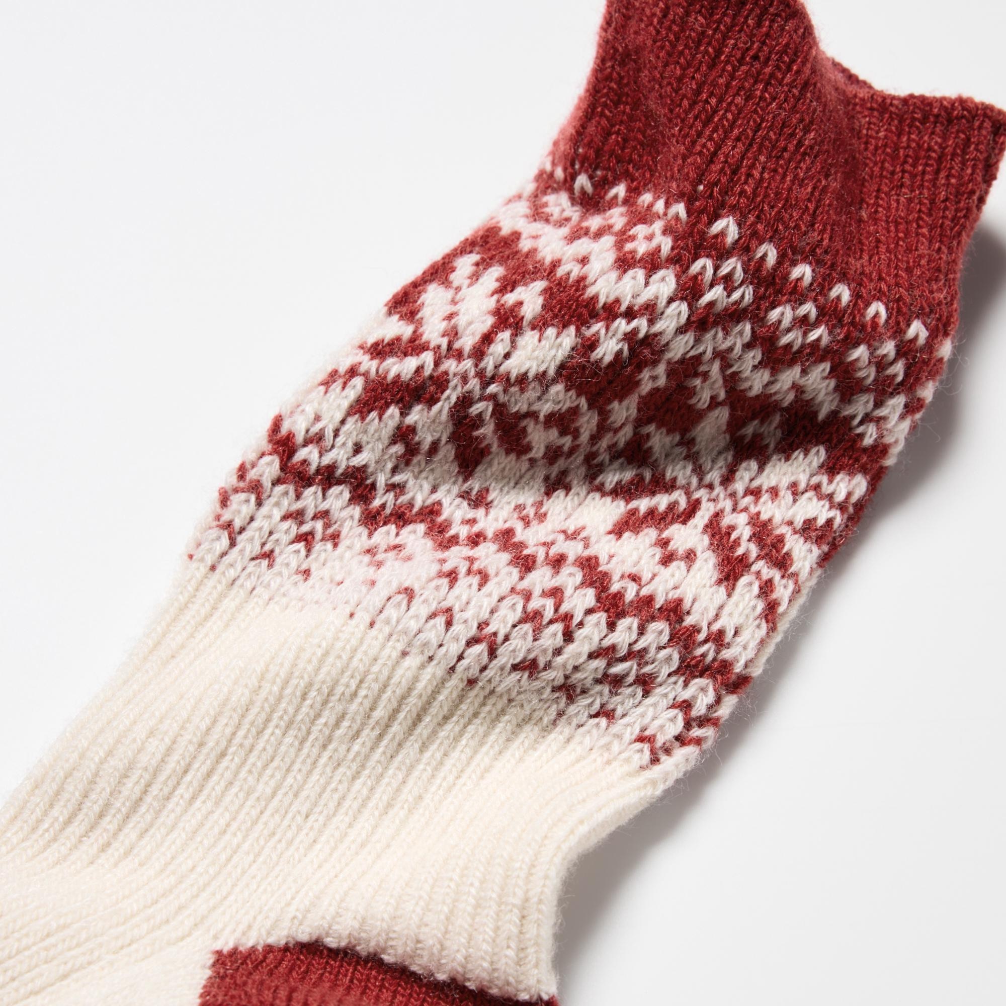 Jacquard knit prevents threads from snagging. Thick fabric goes well with sneakers.