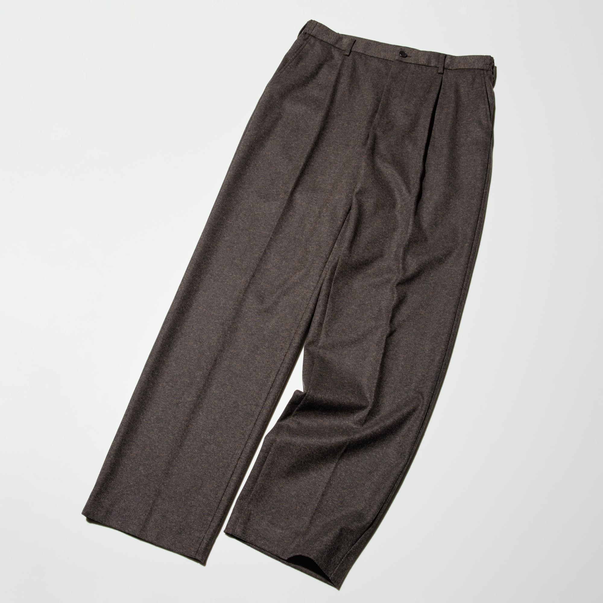 Wide, straight cut with an elegant drape.