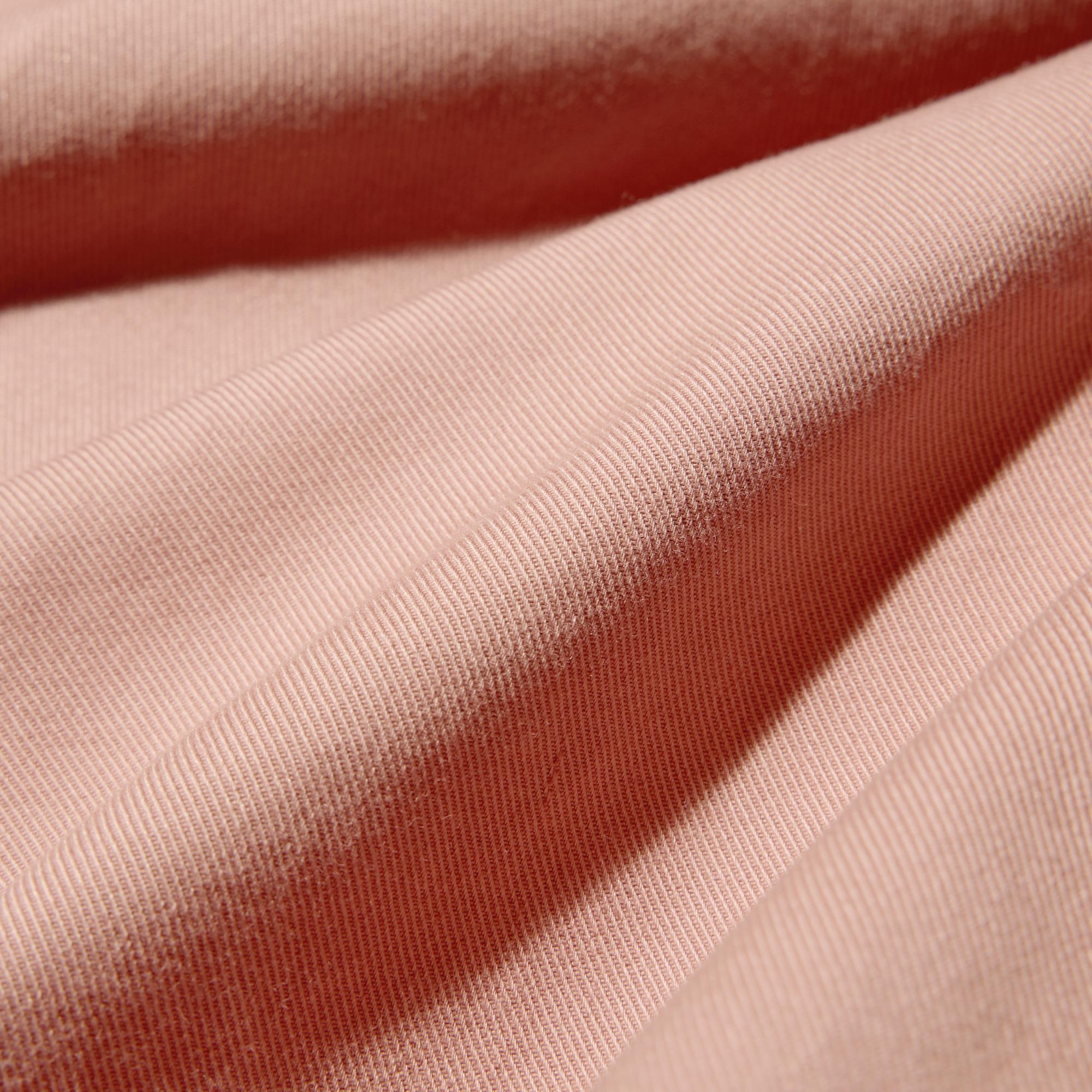 Бүйірлік тігістерге дейін мұқият өңделген және кездейсоқ көрініс үшін киіммен жуылған.