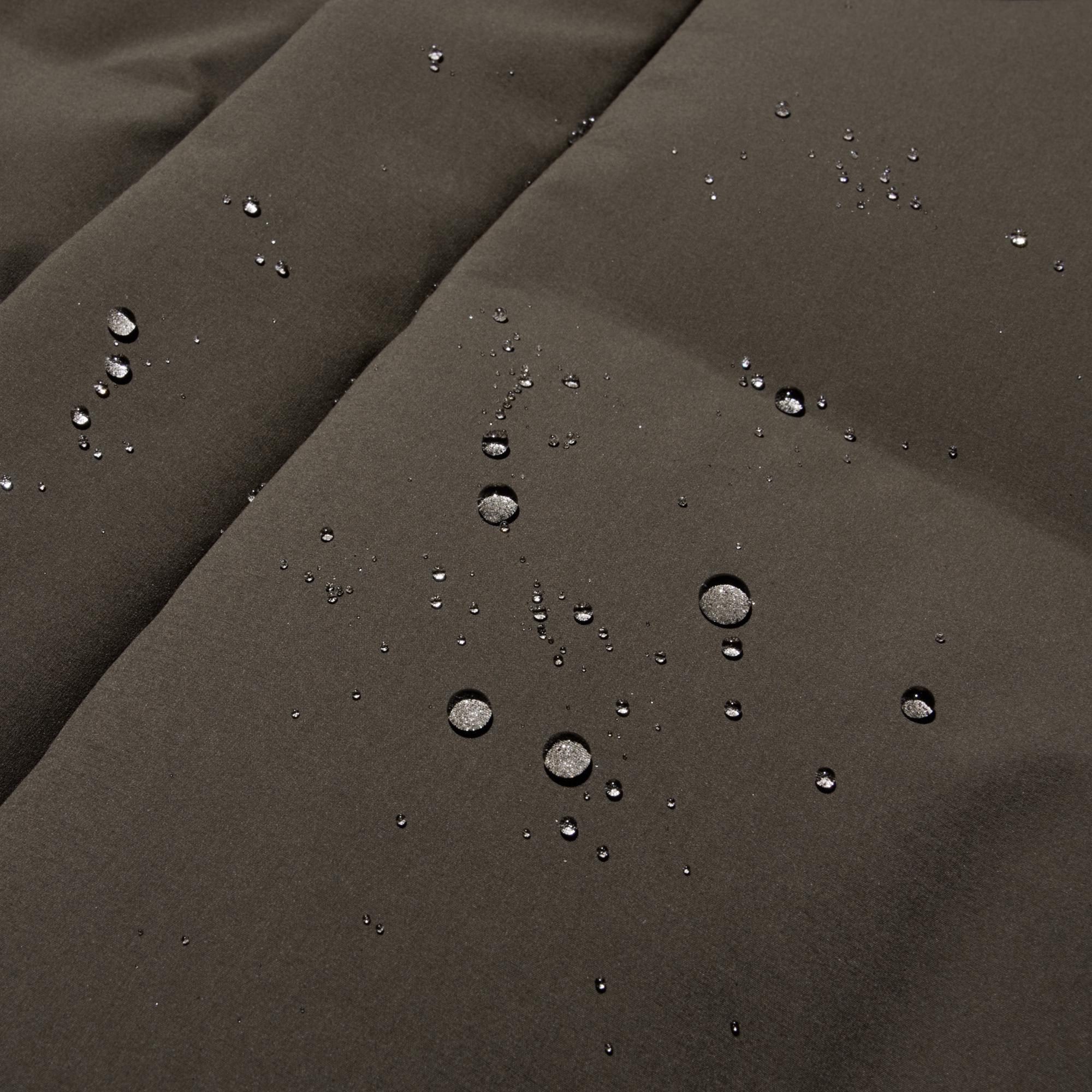 Windproof fabric with durable water-repellency. Water-repellent finish protects against light rain. *The fabric is coated with a water-repellent agent so the effect lasts longer. The finish is not permanent.