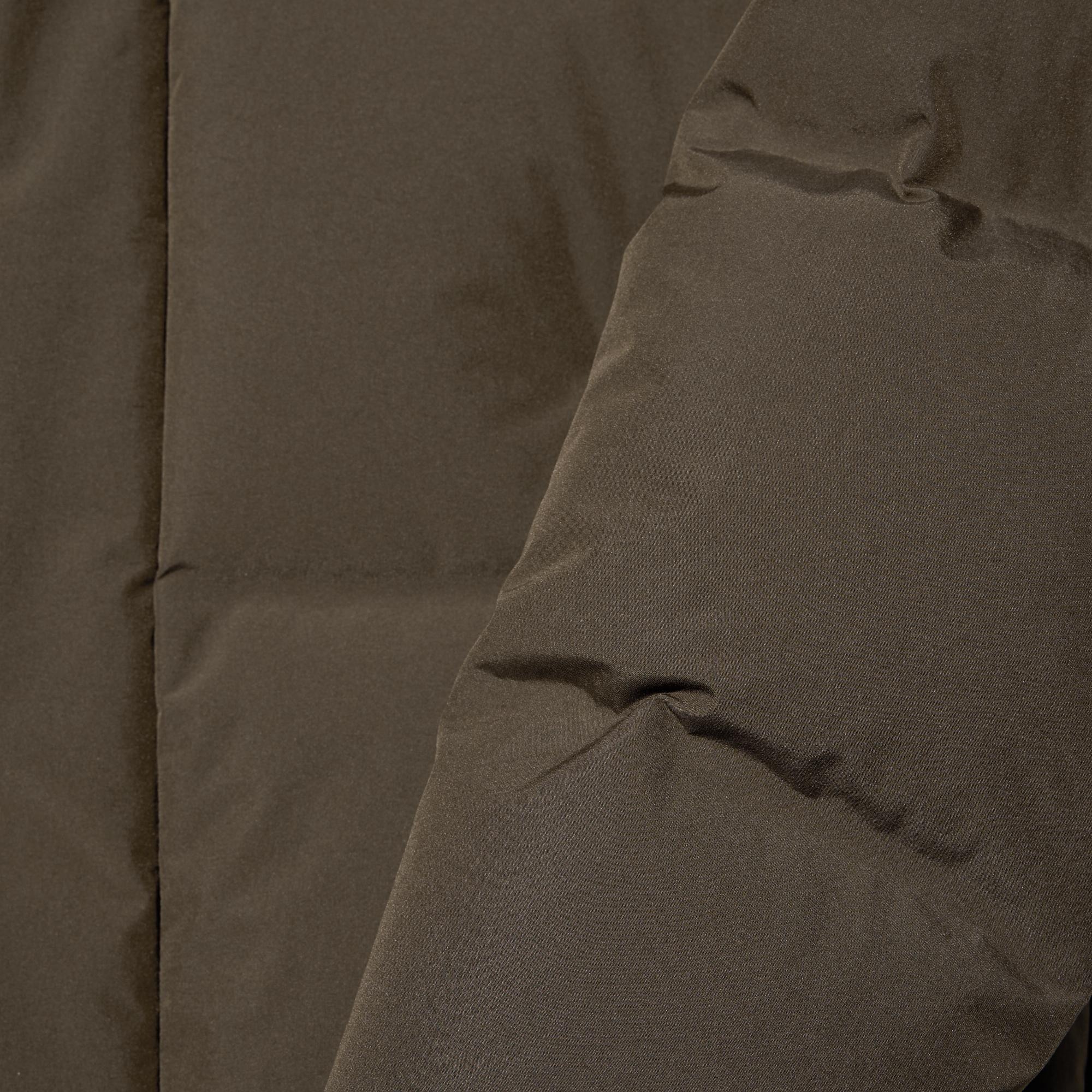 Seamless type design at the body and sleeves keeps cold air out.