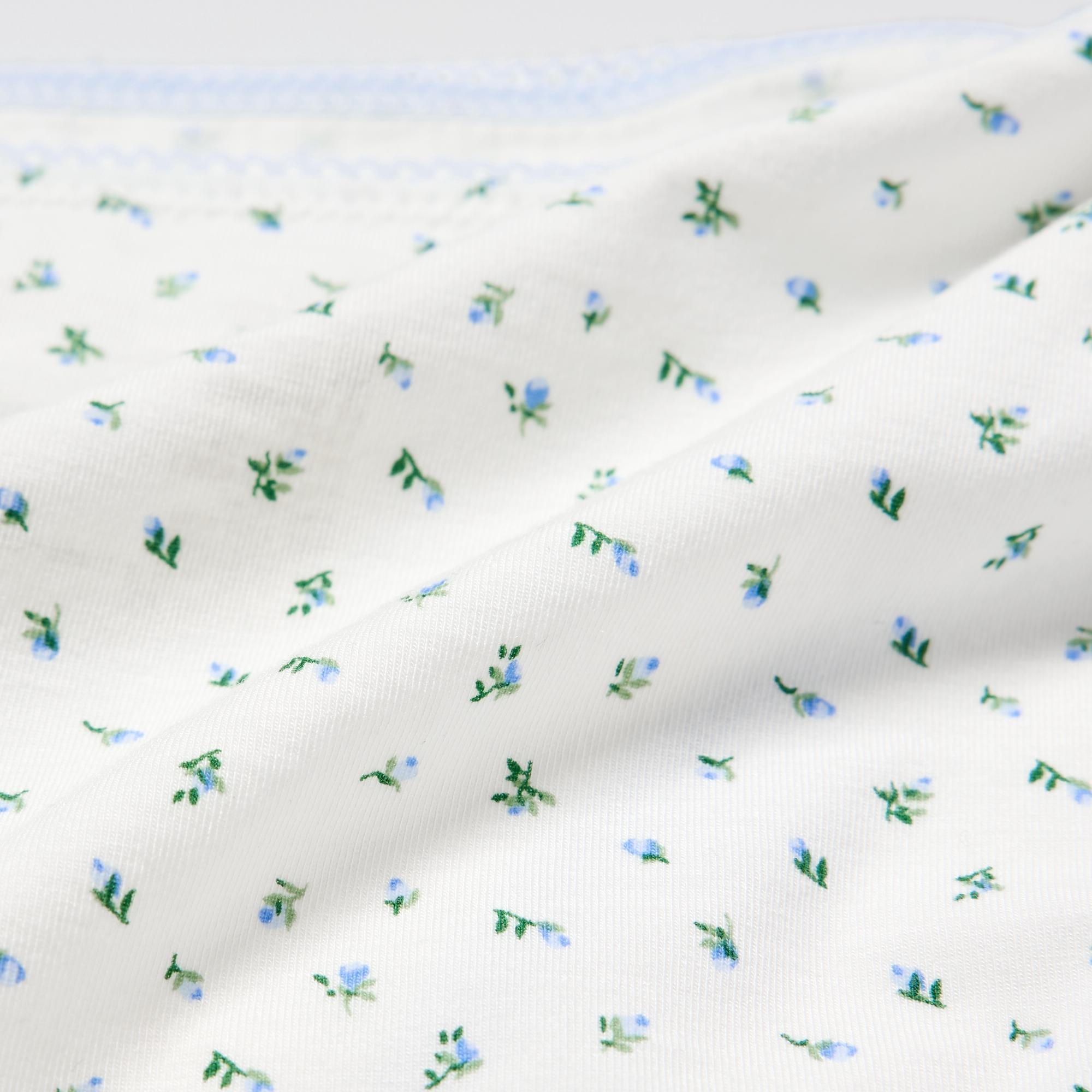 A blend of naturally derived super-fine modal and cotton. Smooth, delicate texture.