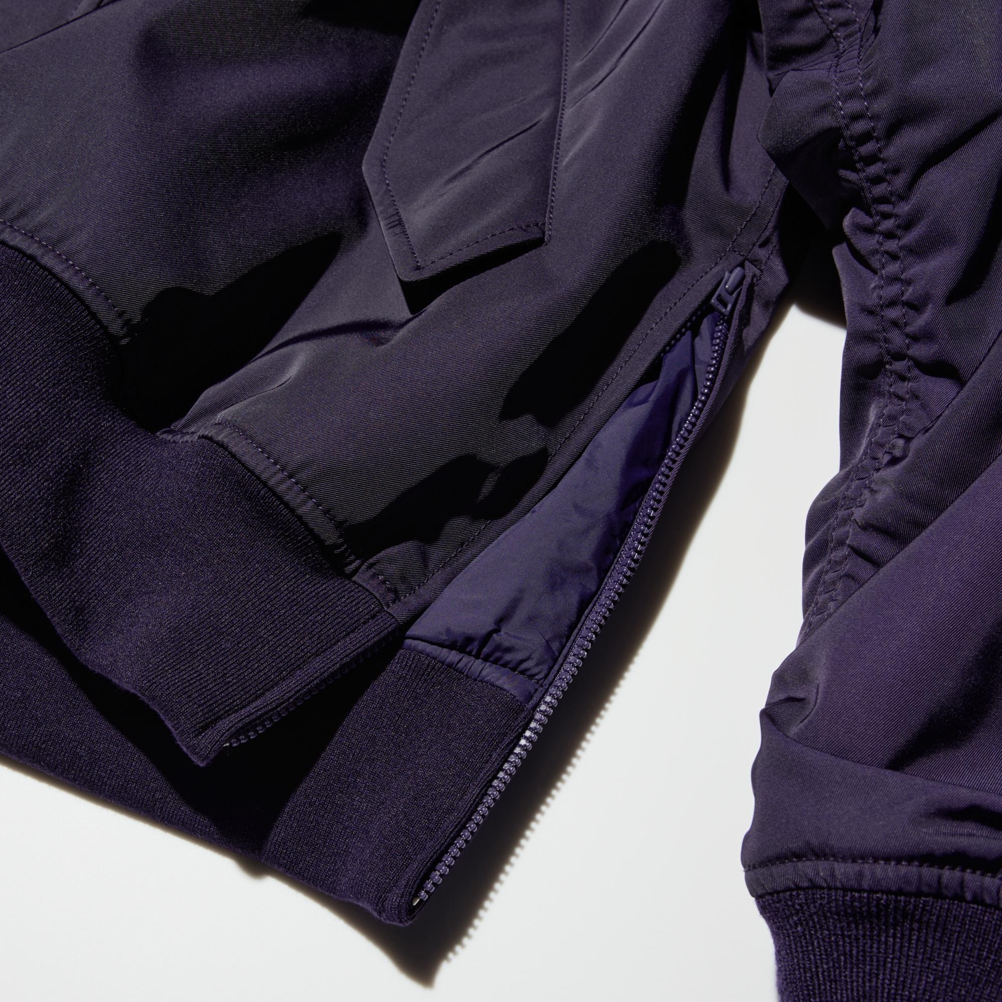The silhouette can be adjusted with the slide fastener at the side.