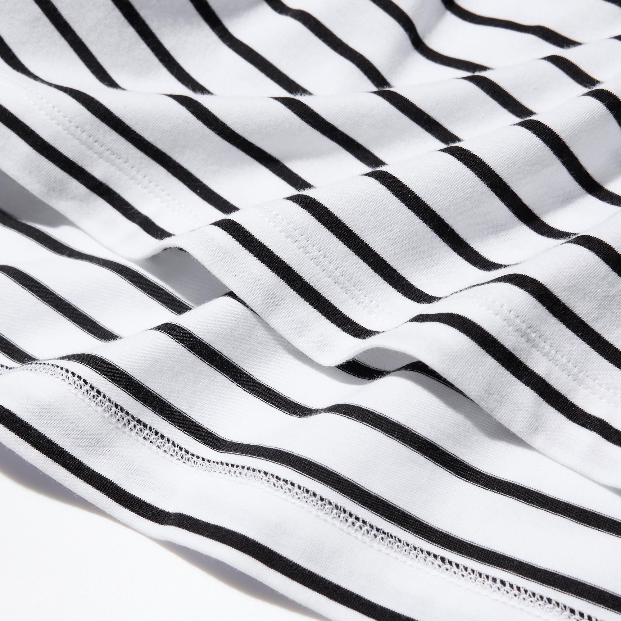 Smooth 'AIRism' fabric with the look of cotton. With quick-drying DRY technology. Comfortable contouring material.