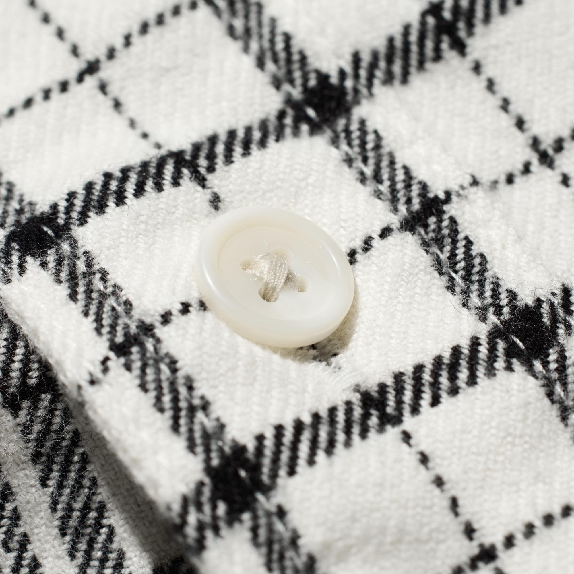 Rounded buttons for easy fastening.