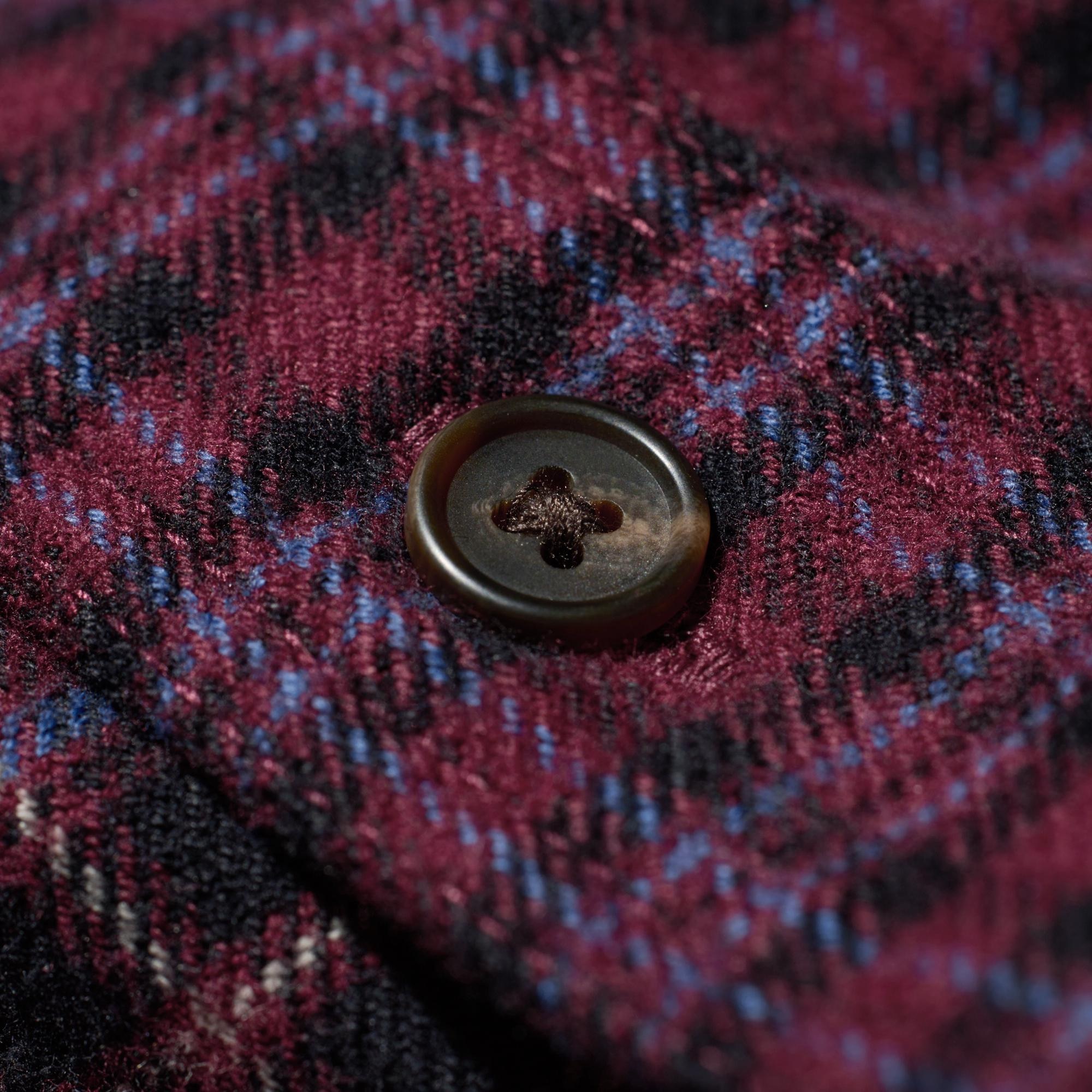 Rounded buttons for easy fastening.