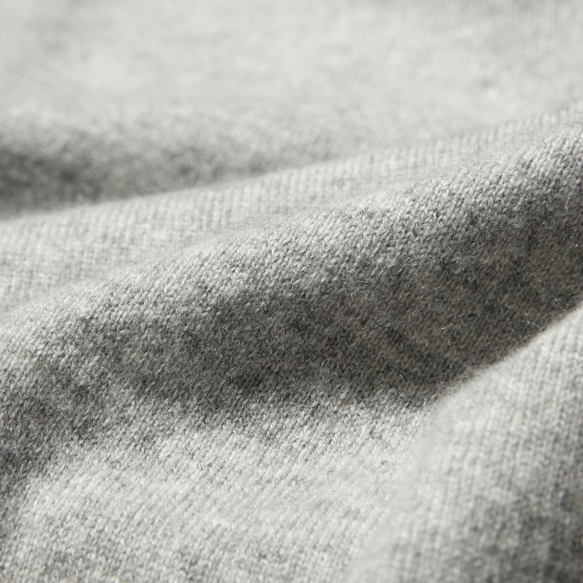 Роскошный 100% кашемир, один из самых высококачественных текстильных материалов, используется из-за его приятного на ощупь ощущения.