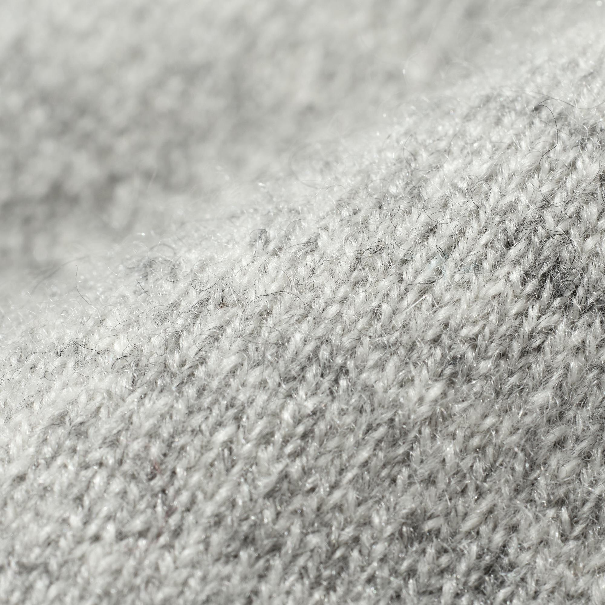 Толщина пряжи и натяжение нити были оптимизированы для превосходных ощущений. Можно стирать вручную, благодаря специальной обработке, предотвращающей образование катышков.