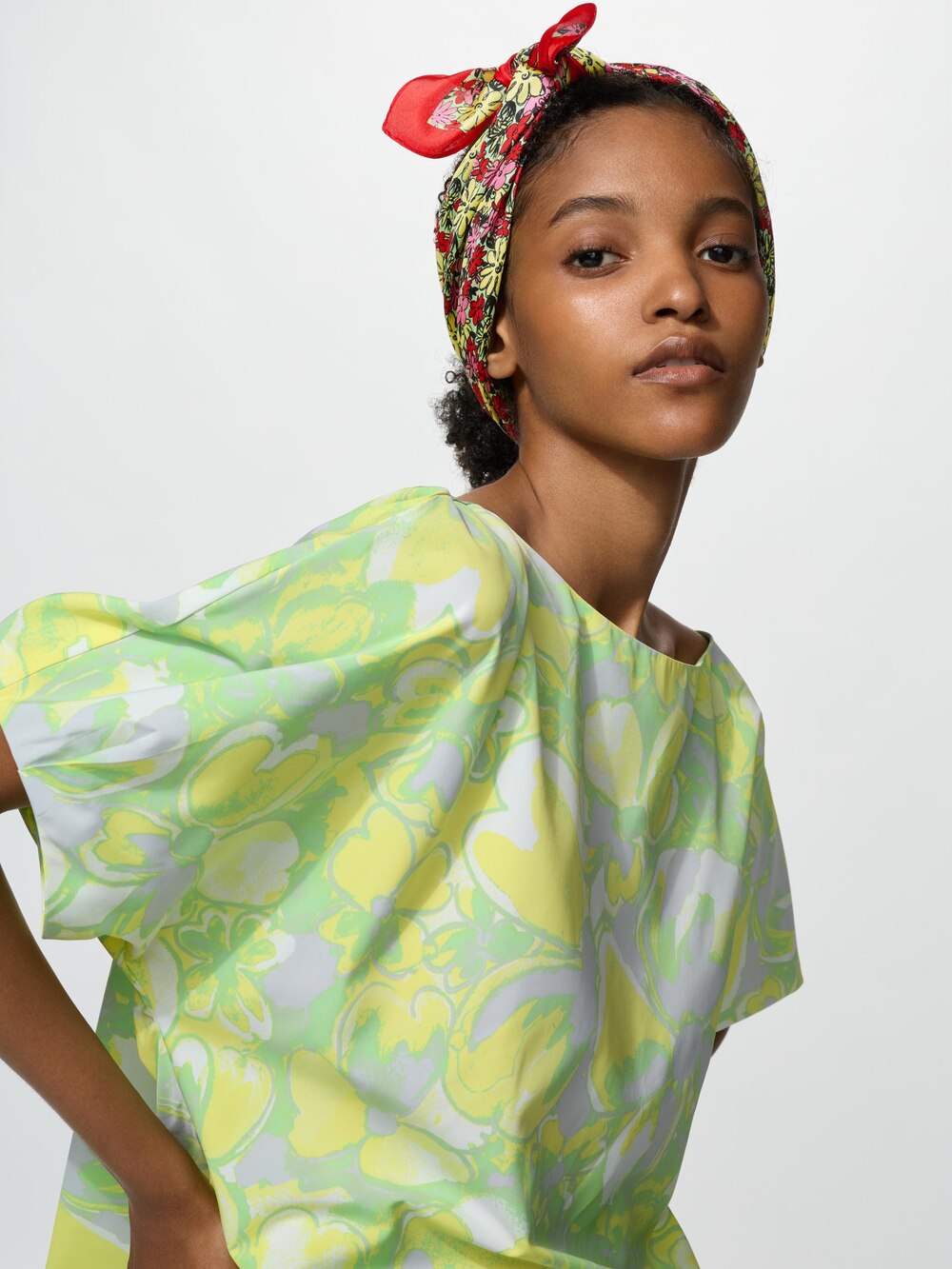 Женские аксессуары Uniqlo Silk Scarf | Flower Printed — фото 3