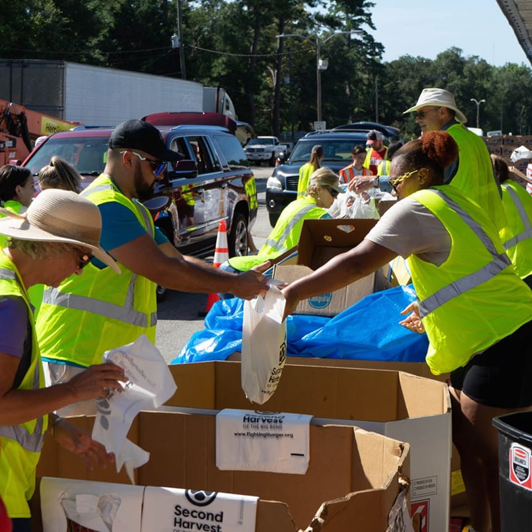 UNIQLO Partners with Feeding America®